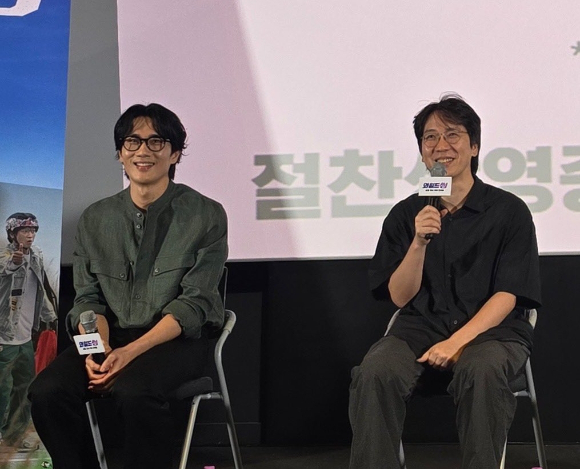 배우 엄태구와 엄태화 감독이 영화 '와일드 씽' GV에 참석해 대화를 나누고 있다. [사진=롯데엔터테인먼트]
