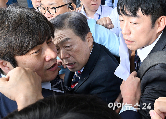 김형석 독립기념관장이 8일 오전 서울 여의도 국회 소통관에서 기자회견 후 퇴진을 요구하는 시민단체 회원들의 항의를 받으며 소통관을 나서고 있다. [사진=곽영래 기자]