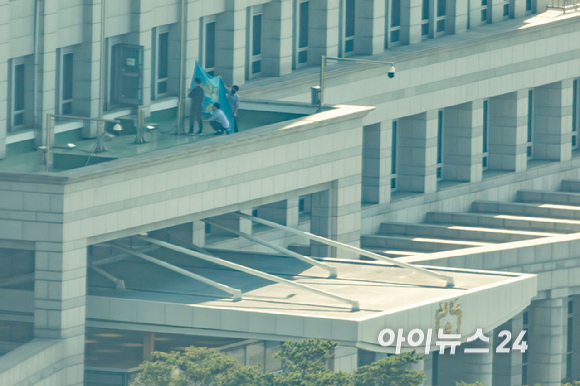 이재명 제21대 대통령의 임기가 시작된 4일 서울 용산구 대통령실 청사에서 관계자들이 봉황기를 게양하고 있다. [사진=사진공동취재단]