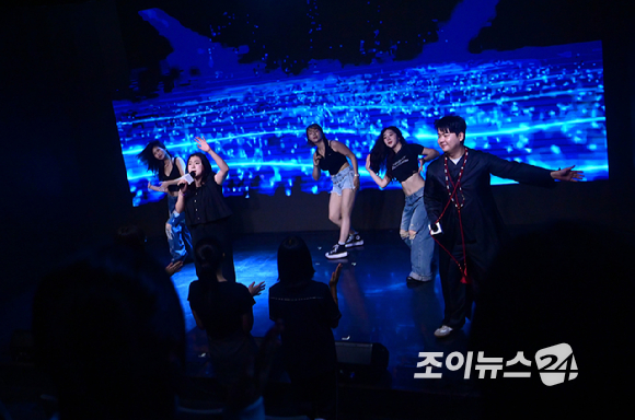 8일 서울 마포구 서교동 온맘씨어터에서 '케이팝 아케이드'(KPOP ARCADE) 그랜드 오픈 행사 '케이팝 데몬 헌터스 싱어롱 페스티벌'(KPOP DEMON HUNTERS SINGALONG FESTIVAL)이 개최됐다. 댄스팀 네스티 NASTY(최유빈 김다희 김민서)가 '소다팝'과 '골든' 댄스수업을 진행하고 있다. [사진=정소희 기자]