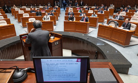 국민의힘 장동혁 대표와 송언석 원내대표를 비롯한 의원들이 8일 국회에서 열린 '이재명 정권 독재악법 국민고발회'에서 장영수 고려대 법학전문대학원 명예교수의 '윤석열ㆍ김건희 등의 국정농단 사건 진상규명을 위한 전담재판부 설치에 관한 법률안' 문제점에 대한 강의를 듣고 있다. [사진=연합뉴스]
