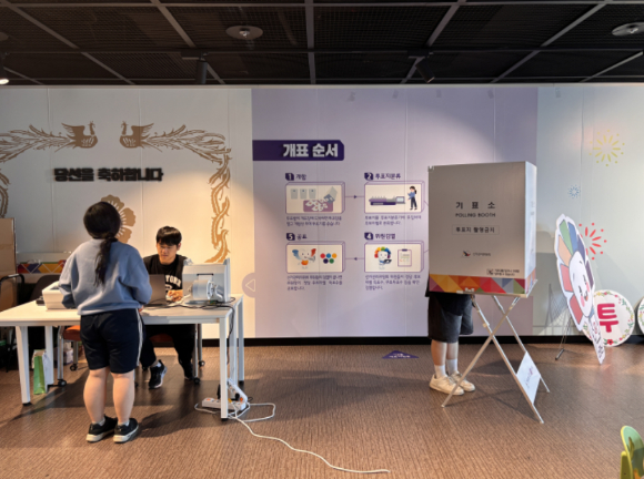 21대 대통령 선거를 19일 앞둔 15일 인천광역시 동구 송림동의 한 아파트 담장 외벽에 후보자 선거 벽보가 부착돼 있다. [사진=인천시선관위]