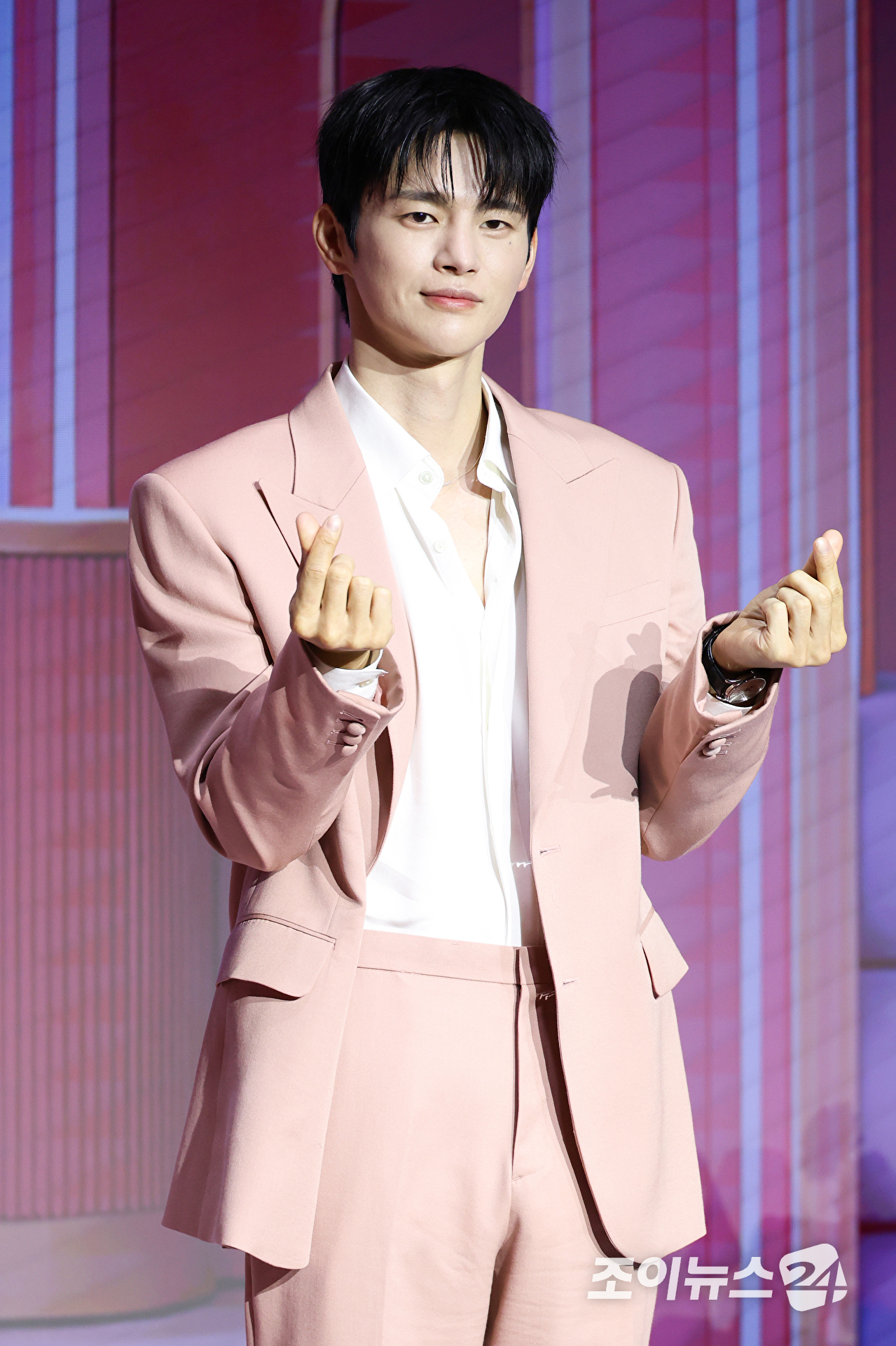 배우 서인국이 1일 오전 서울 마포구 호텔 나루 서울 엠갤러리에서 진행된 넷플릭스 예능 '모태솔로지만 연애는 하고 싶어 시즌2' 제작발표회에 참석해 포즈를 취하고 있다. [사진=문수지 기자]