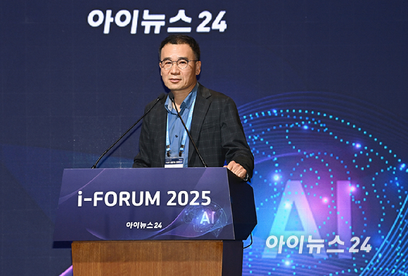 종합경제미디어 아이뉴스24가 23일 서울 영등포구 여의도동 FKI타워컨퍼런스센터에서 '아이포럼2025-지금은 인공지능 대전환(AX):AI 3대 강국 어떻게 만들 것인가' 컨퍼런스를 개최했다. 최리군 현대자동차 로보틱스랩 로보틱스사업실 상무가 발표를 하고 있다. [사진=곽영래 기자]
