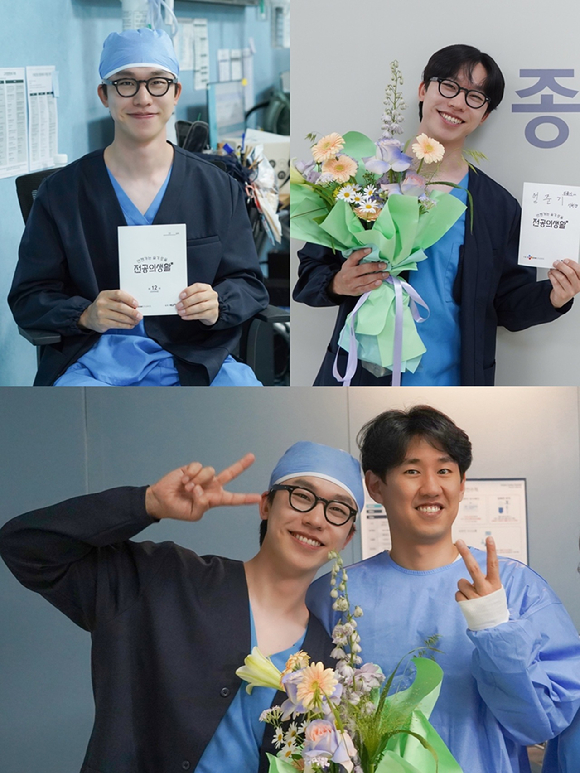 '언젠가는 슬기로울 전공의 생활' 엄준기가 촬영장에서 기념사진을 찍고 있다. [사진=51K]