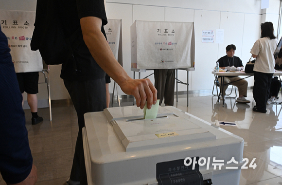 제9회 전국동시지방선거 및 국회의원 재&middot;보궐 선거가 시작된 3일 서울 광진구 기아자동차 대공원대리점에 마련된 투표소에서 시민들이 투표를 하고 있다. [사진=곽영래 기자]