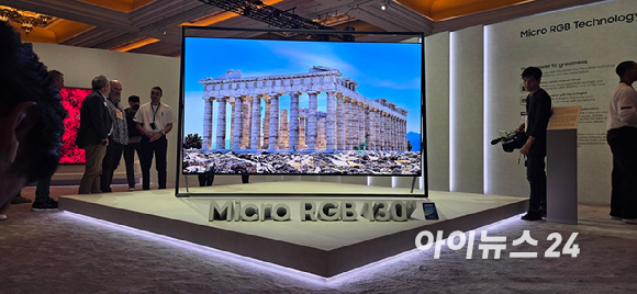 4일(현지시간) 미국 라스베이거스 윈 호텔에서 열린 &lsquo;삼성 퍼스트 룩&rsquo; 전시관의 입구인 &lsquo;AI 갤러리&rsquo;에 고흐의 그림이 흐르고 있다. [사진=박지은 기자]