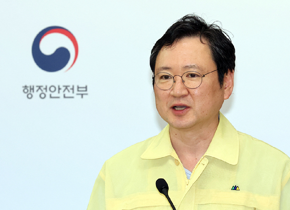 정부가 지난달 26일 국가정보자원관리원(국정자원) 화재로 마비된 행정서비스 복구작업에 나선 가운데 지난 1일 서울 한 구청 무인민원발급창구에서 한 시민이 발급기를 이용하고 있다. [사진=연합뉴스]