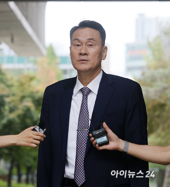 김명수 전 합동참모본부 의장이 1일 서울 서초구 서울중앙지방법원에서 열린 '내란중요임무종사 등 혐의' 1차 공판에 출석하고 있다. [사진=곽영래 기자]