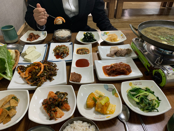 (왼쪽부터) '시골밥상' 쉐프인 김주엽씨와 '백련동편백농원' 김진환 대표가 직접 심은 배추를 수확하고 있다. [사진=김진환 대표 페이스북]