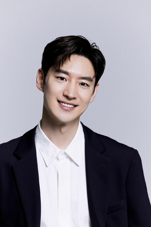 배우 이제훈이 드라마 '수사반장 1958' 종영 인터뷰에 앞서 사진 촬영을 하고 있다. [사진=컴퍼니온]