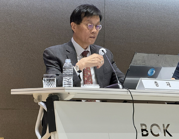 이창용 한국은행 총재가 17일 '물가안정목표 운영상황 점검' 기자간담회에서 발언하고 있다. [사진=임우섭 기자]