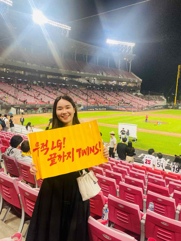 LG 트윈스는 13일 삼성 라이온즈의 홈 경기 시구자 팬 조원식 씨를 초청했다. [사진=LG 트윈스]