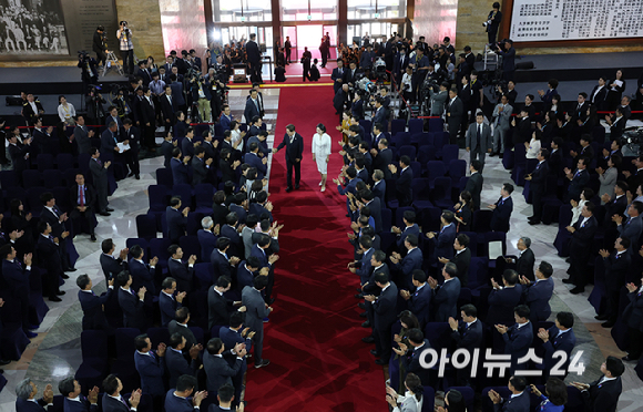 제21대 대통령에 당선된 이재명 대통령과 김혜경 여사가 4일 국회 로텐더홀에서 열린 취임선서에서 참석자들과 악수하고 있다. [사진=국회시잔취재단]