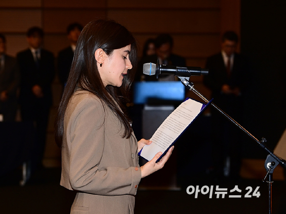 이중근 부영그룹 회장 겸 대한노인회장이 26일 서울 중구 대한상공회의소 국제회의장에서 열린 '우정교육문화재단 2026년 제1학기 장학금 수여식'에 참석해 국내 대학에서 수학 중인 외국인 유학생들에게 장학금을 지급하고 있다. [사진=정소희 기자]