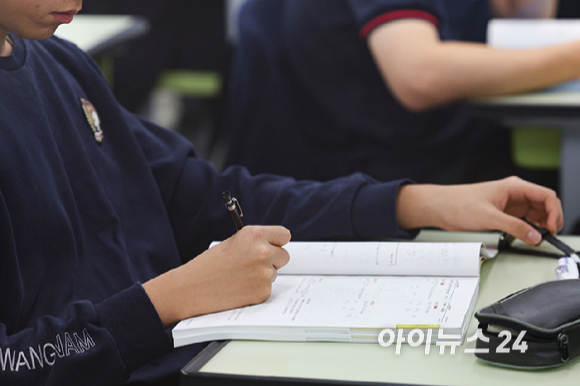 2026년 3월 전국연합학력평가가 실시된 24일 오전 서울 금천구 금천고등학교에서 학생들이 시험을 준비하고 있다. [사진=사진공동취재단]