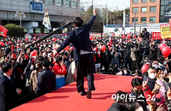 윤석열 국민의힘 대선후보가 7일 오전 경기도 구리역 광장에서 열린 "조선 왕조 500년 세계문화유산의 도시 구리의 품격" 경기 구리 유세에서 어퍼컷 세리머니를 하고 있다. [사진=김성진 기자]