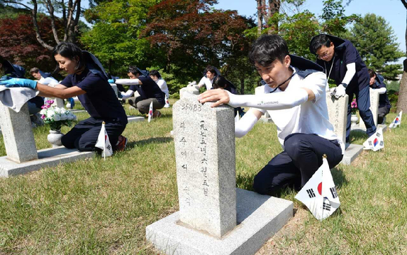 HS효성이 호국보훈의 달을 맞아 11일 국립서울현충원을 찾아 현충탑을 참배하고 묘역 정화 활동을 실시했다 [사진=HS효성]