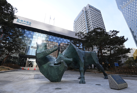  8일은 주가지수 선물&middot;옵션, 개별주식 선물&middot;옵션 만기일이 동시에 겹치는 만기일(일명 네마녀의 날)이다. 사진은 서울 영등포구 여의도 한국거래소 전경. [사진=아이뉴스24 DB]