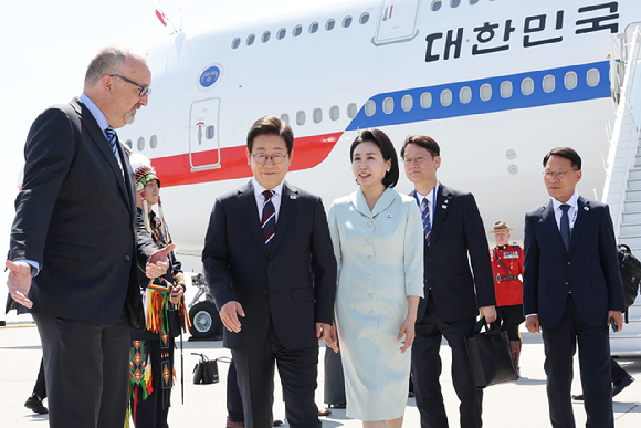 51차 주요 7개국(G7) 정상회의 참석하는 이재명 대통령이 16일(현지시간) 캐나다 앨버타주 캘거리국제공항에 도착해 영접 인사와 함께 공항을 빠져나가고 있다. 2025.6.17 [사진=연합뉴스]