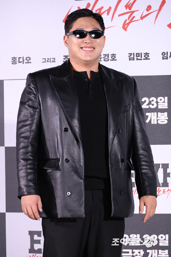배우 변요한, 노재원, 최국희 감독, 배우 임세미, 문지훈(스윙스), 김민호가 18일 서울 용산구 CGV용산아이파크몰점에서 진행된 영화 '타짜: 벨제붑의 노래'(감독 최국희) 제작보고회에 참석해 포즈를 취하고 있다. [사진=문수지 기자]