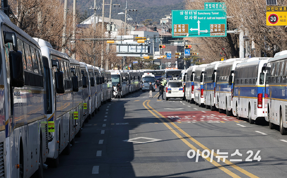 윤석열 대통령에 대한 탄핵심판 4차 변론이 열린 23일 오후 서울 종로구 헌법재판소 인근 도로에 차량통행이 제한되고 있다. [사진=사진공동취재단]