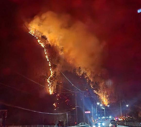 강원 정선군 여량면 유천리 야산에서 발생한 산불이 18시간여 만인 22일 오후 1시경 주불 진화가 완료됐다. [사진=연합뉴스]