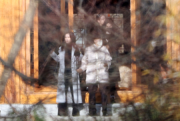 19일 오전 경기도 용인시 호암미술관 인근 선영에서 열린 호암 이병철 삼성 창업회장 38주기 추도식에 홍라희 삼성미술관 리움 명예관장, 이부진 호텔신라 사장, 이서현 삼성물산 사장이 참석해 있다. 2025.11.19 [사진=공동취재/연합뉴스]