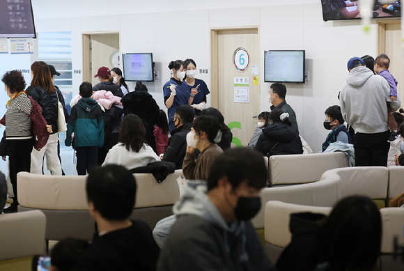 독감이 유행 하던 지난해 11월 성북구 우리아이들병원 진료실이 진료를 받기 위해 기다리는 이들로 붐비고 있다. [사진=연합뉴스]