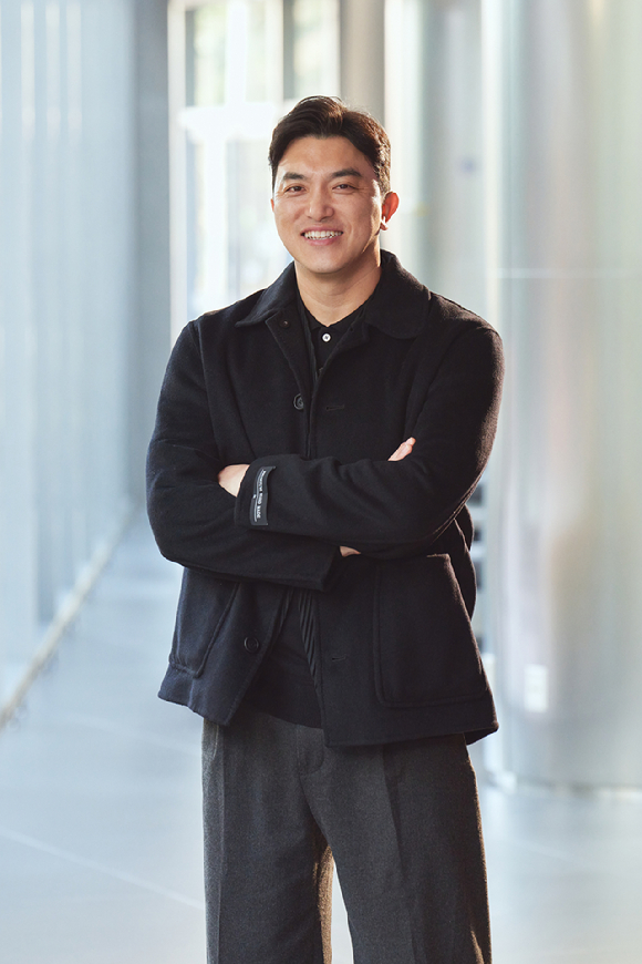 '연인' 김성용 감독이 드라마 종영 인터뷰를 기념해 사진촬영을 하고 있다. [사진=MBC]