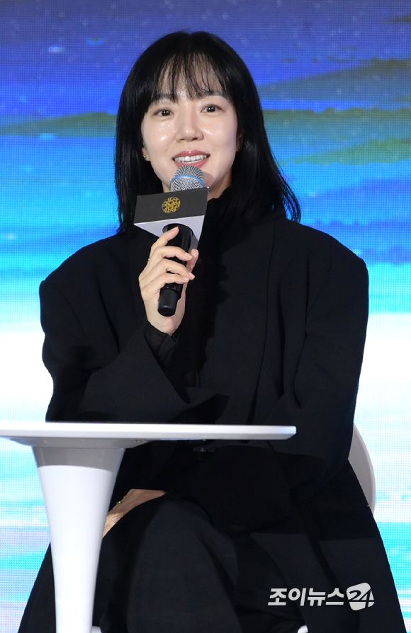 (왼쪽부터)김지운 감독-배우 송강호-임수정-오정세-박정수-전여빈-정수정이 7일 오후 부산광역시 해운대구 영화의전당에서 진행된 제28회 부산국제영화제 '거미집' 오픈토크에 참석하고 있다. [사진=정소희 기자]