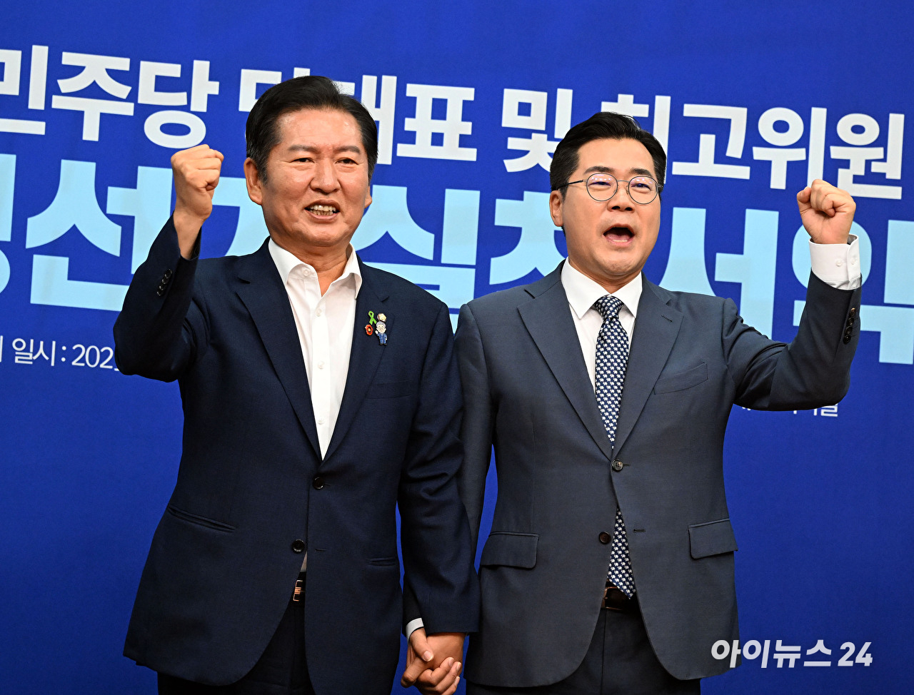 더불어민주당 정청래(왼쪽)·박찬대 당대표 후보가 15일 국회에서 열린 공명선거실천서약식에서 서약서에 서명한 뒤 기념촬영 하고 있다. [사진=곽영래 기자]