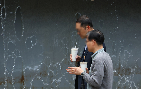 지난달 20일 서울 청계천에서 직장인들이 음료를 들고 산책을 즐기고 있다. [사진=연합뉴스]