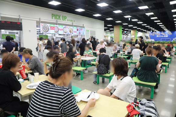 지난 5일 오픈한 트레이더스 구월점에 입장하려는 소비자들로 북적이고 있다. 이마트는 트레이더스 실적이 고공행진하며 잇단 출점에 나서고 있다.[사진=이마트]