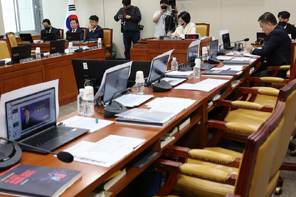 29일 서울 여의도 국회 과학기술정보방송통신위원회에서 열린 과학기술정보통신부 등에 대한 종합감사에서 국민의힘 의원들의 자리가 비어 있다. [사진=연합뉴스]