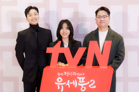 배우 김민재, 김향기, 박원국 PD가 10일 온라인으로 진행된 tvN 새 수목드라마 '조선 정신과 의사 유세풍2' 제작발표회에 참석해 포즈를 취하고 있다. [사진=tvN]