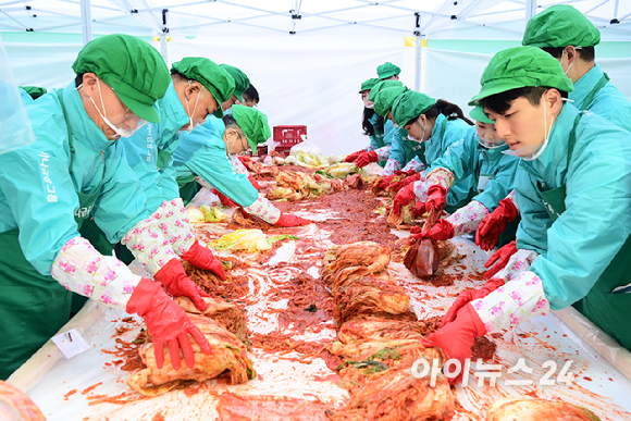 하나금융그룹이 11일 오전 서울 중구 하나금융그룹 명동사옥에서 2024년 모두하나데이 사랑의 김장 나눔 행사를 개최했다. 참석자들이 김장을 하고 있다. [사진=정소희 기자]