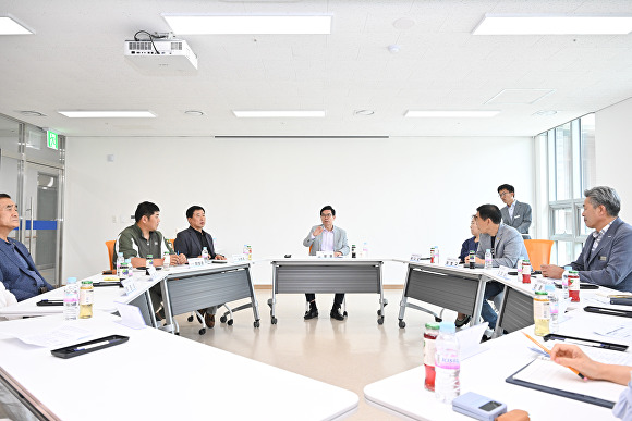 17일 김광열 영덕군수가 삼사해상공원 상가번영회 회원들과 소통하고 있다. [사진=영덕군청]