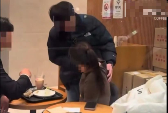 상가 건물을 돌아다니며 불특정 다수 여성을 상대로 추행을 한 30대가 경찰에 붙잡혔다. 사진은 카페 내부서 불특정 다수 여성을 추행하고 있는 30대 남성. [사진=스레드 갈무리]