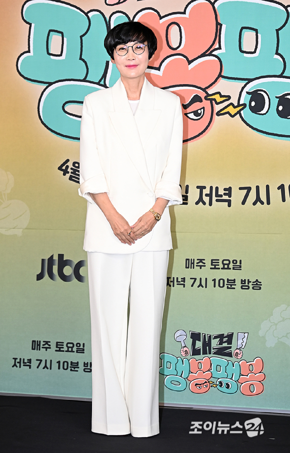 개그맨 팽현숙이 17일 오후 서울 마포구 스탠포드호텔 JTBC 예능 프로그램 '대결! 팽봉팽봉' 제작발표회에서 포토타임을 갖고 있다. [사진=곽영래 기자]