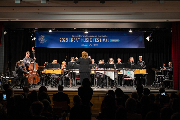 8일(현지시간) 헝가리 부다페스트 어러니티즈 문화센터에서 열린 제2회 ‘GMF in Hungary’에서 헝가리 발달장애인 음악협회 소속 오케스트라 ‘파라필리크(Parapillék)’가 공연을 선보이고 있다. [사진=SK온]