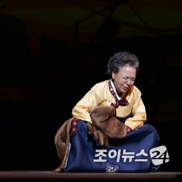 배우 김수미가 4일 오후 서울 구로구 신도림동 대성 디큐브아트센터에서 열린 뮤지컬 '친정엄마' 프레스콜에 참석해 열연하고 있다. [사진=정소희 기자]