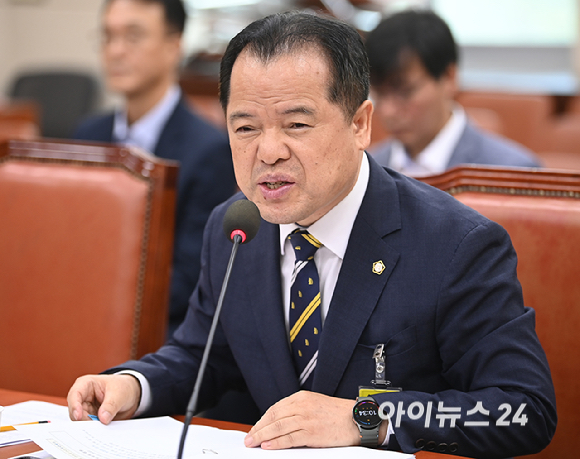 위철환 중앙선거관리위원회 위원 후보자가 1일 서울 여의도 국회에서 열린 행정안전위원회 인사청문회에서 질의에 답변하고 있다. [사진=곽영래 기자]