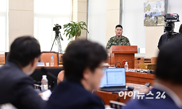 김현태 707특수임무단장이 17일 국회 국방위원회 전체회의에서 윤상현 국민의힘 의원 질의에 답하고 있다. [사진=곽영래 기자]