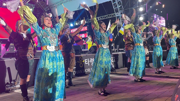 흥타령 춤축제에 참가한 외국 참가자들이 개막식을 축하하며 흥타령 공식춤을 선보이고 있다. [사진=이숙종 기자]