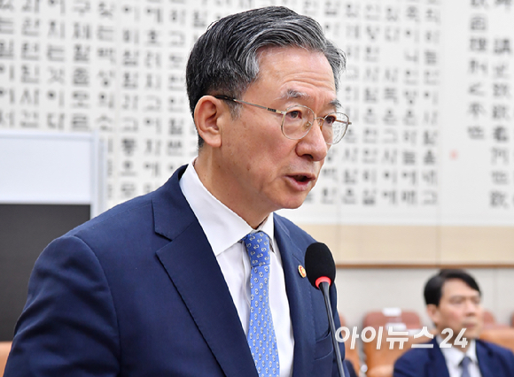 정성호 법무부 장관이 3일 서울 여의도 국회에서 열린 윤석열 정권 정치검찰 조작기소 의혹사건 진상규명 국정조사 특별위원회 전체회의에서 기관 보고를 하고 있다. [사진=곽영래 기자]