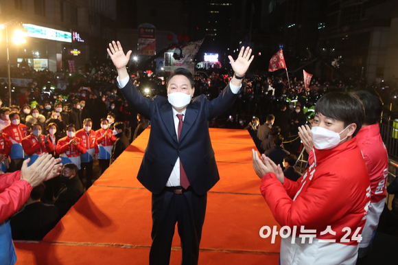 제20대 대통령으로 당선이 확정된 윤석열 국민의힘 대선 후보가 10일 새벽 서울 여의도 중앙당사에서 지지자들을 향해 인사를 하고 있다. [사진=김성진 기자]