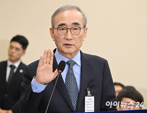 김영섭 KT 대표가 21일 서울 여의도 국회 과학기술정보방송통신위원회에서 열린 정보통신산업진흥원 등에 대한 국정감사에서 증인 선서를 하고 있다. [사진=곽영래 기자]