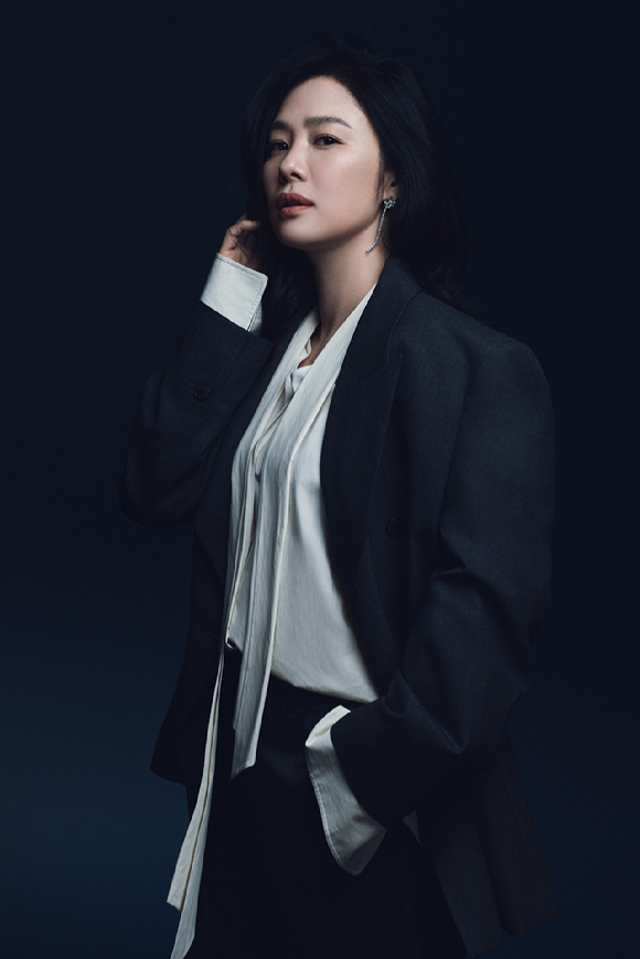 배우 김현주가 넷플릭스 시리즈 '선산' 인터뷰에 앞서 포즈를 취하고 있다. [사진=넷플릭스]
