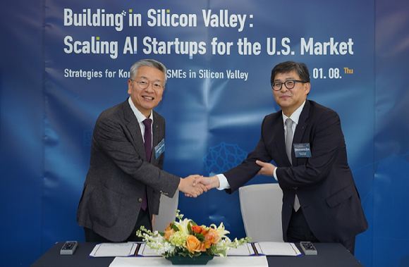 도건우 신한은행 미주지역본부장(오른쪽)과 김종호 기술보증기금 이사장이 8일 기술보증기금의 미국 실리콘밸리 지점에서 기념사진을 촬영하고 있다. [사진=신한은행]